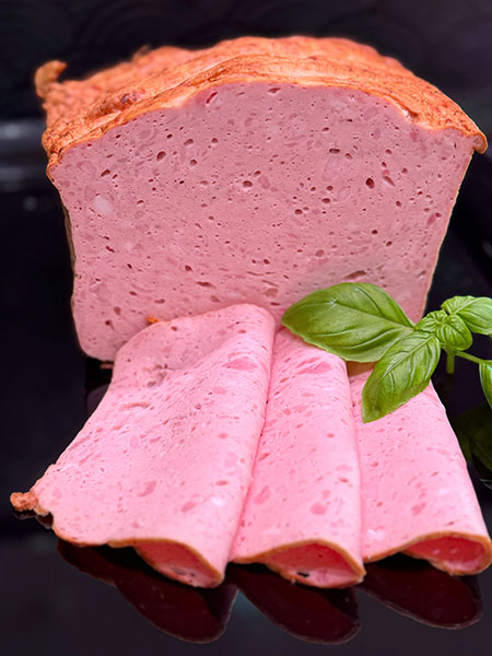 Herzhafter Fleischkäse mit grober Einlage – kräftig im Biss, saftig im Geschmack und vielseitig verwendbar.