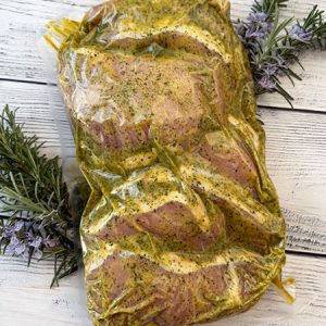 Zarte Schweinerücken-Steaks in cremiger Kräuterbutter-Marinade – besonders mager, saftig und ideal für Grill oder Pfanne.