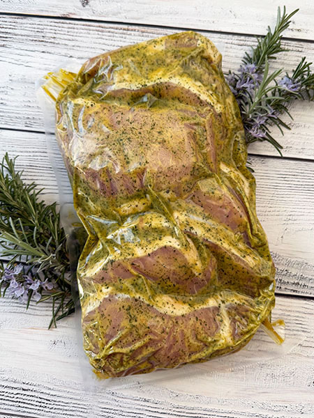 Zarte Schweinerücken-Steaks in cremiger Kräuterbutter-Marinade – besonders mager, saftig und ideal für Grill oder Pfanne.