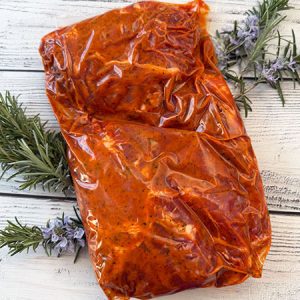 Saftige Schweinehals-Steaks in milder Kräuter-Marinade – perfekt für Grill oder Pfanne.