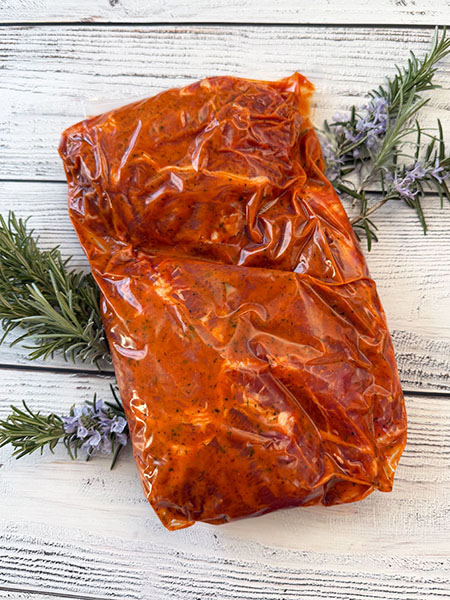 Saftige Schweinehals-Steaks in milder Kräuter-Marinade – perfekt für Grill oder Pfanne.