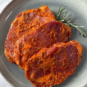 Saftige Schweinehals-Steaks in milder Kräuter-Marinade – perfekt für Grill oder Pfanne.