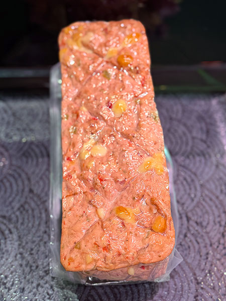 Fleischkäse trifft Pizza: Mit Käse, Salami und Paprika – würzig, saftig und einfach unwiderstehlich.