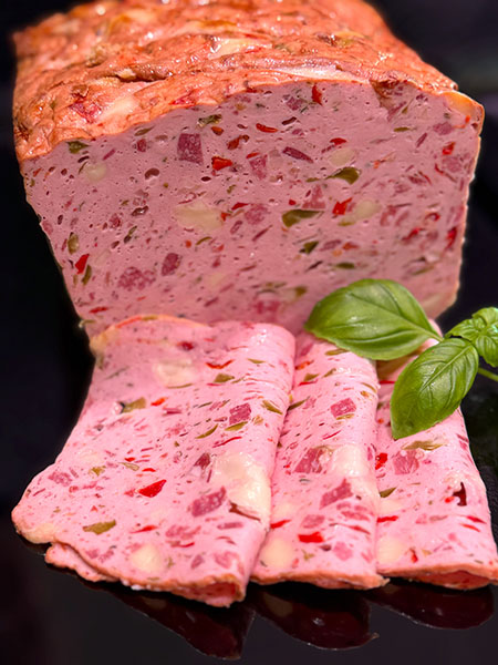 Fleischkäse trifft Pizza: Mit Käse, Salami und Paprika – würzig, saftig und einfach unwiderstehlich.