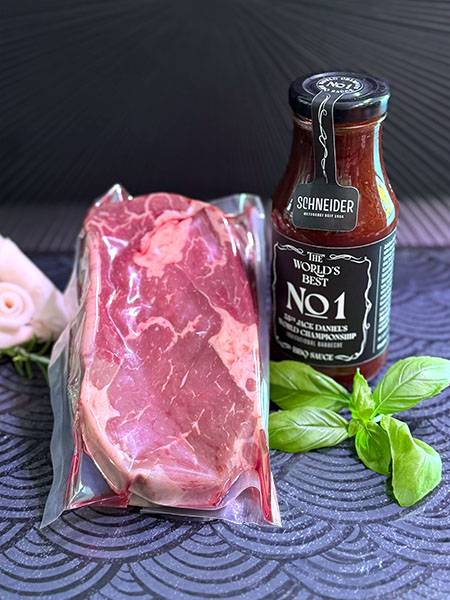 Das perfekte Paket für den Vatertag: Saftiges Rib-Eye-Steak und würzige BBQ-Soße – bereit für den Grill.