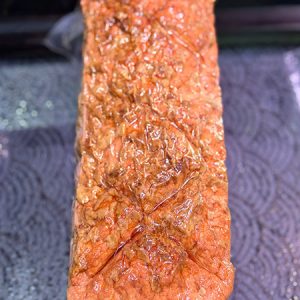 Herzhafter Fleischkäse mit Röstzwiebeln – würzig, saftig und mit kräftigem Geschmack.