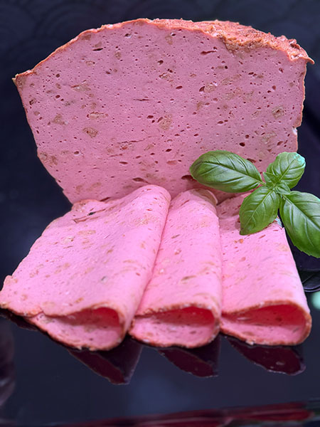 Herzhafter Fleischkäse mit Röstzwiebeln – würzig, saftig und mit kräftigem Geschmack.