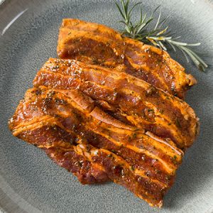 Saftiger Schweinebauch in aromatischer Bärlauch-Marinade – kross gegrillt ein echter Genuss.