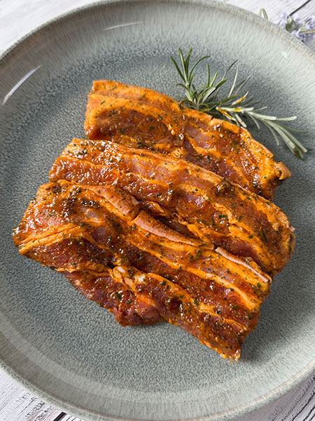 Saftiger Schweinebauch in aromatischer Bärlauch-Marinade – kross gegrillt ein echter Genuss.