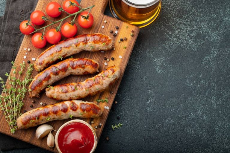 Grillbratwurst mit Schmortomaten und sommerlichem Kartoffelsalat