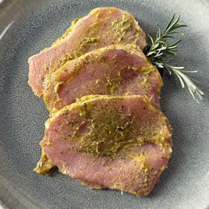 Unsere Kräuterbutter Schweine-Rücken-Steaks verbinden zartes, mageres Schweinefleisch mit einer fein abgestimmten Kräuterbutter-Marinade.