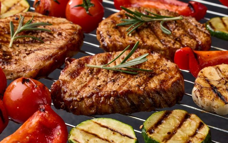Schweinerückensteak mit mediterranem Gemüse vom Grill
