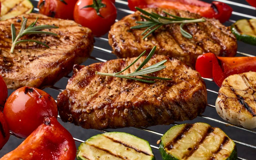 Schweinerückensteak mit mediterranem Gemüse vom Grill