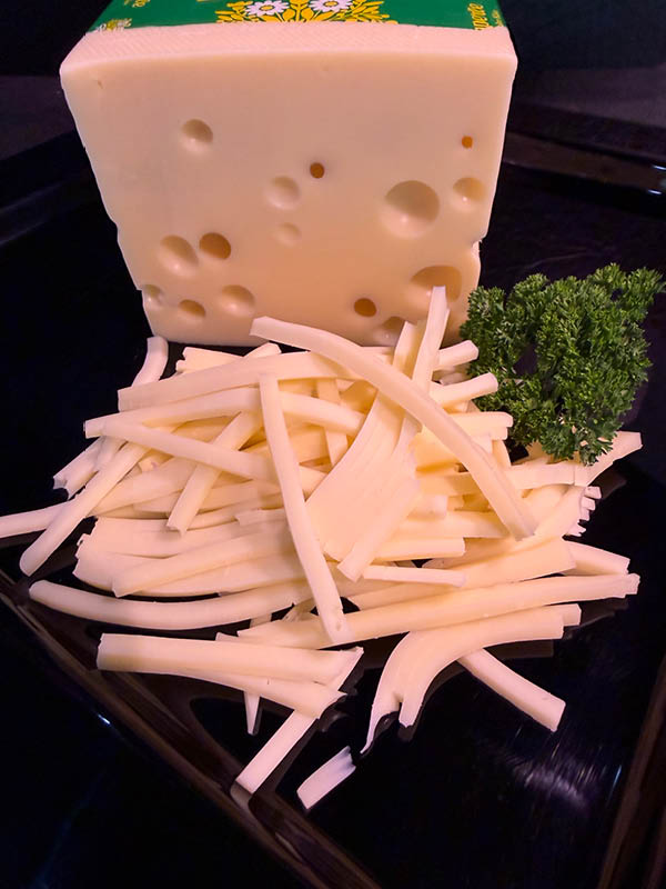 Unser Glockenzeller Käse in Streifen ist die perfekte Grundlage für einen klassischen schwäbischen Wurstsalat.