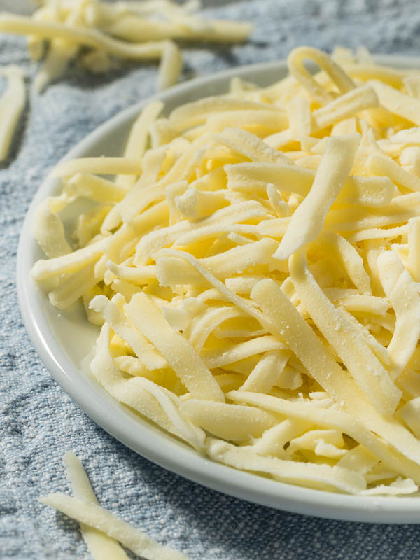Würziger Glockenzeller Käse in feinen Streifen – ideal für Wurstsalat, Vesper oder herzhafte Brotzeiten.