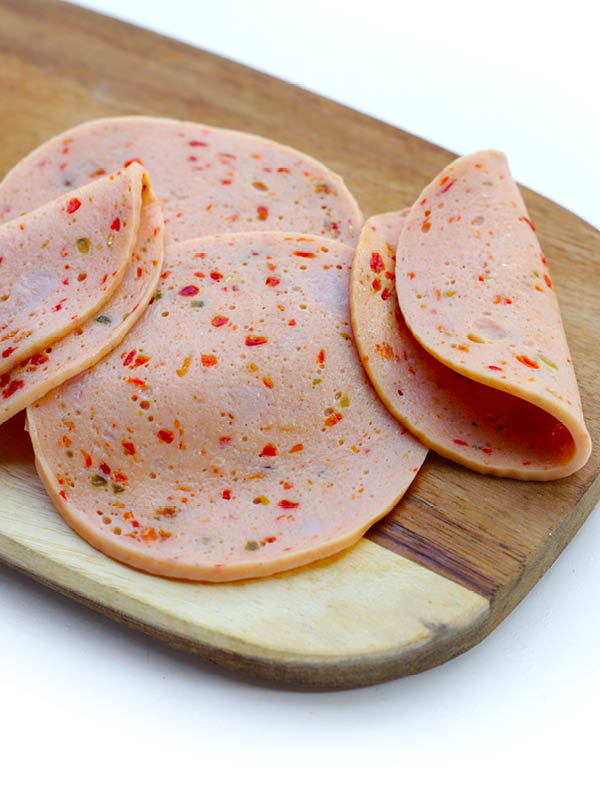 Klassische Paprika-Lyoner mit rotem und grünem Paprika – mild im Geschmack und besonders saftig.