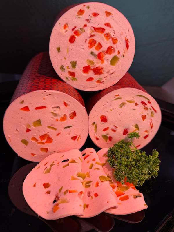 Unsere Paprika-Lyoner ist ein beliebter Klassiker für den täglichen Genuss. Hergestellt aus hochwertigem Schweinefleisch und verfeinert mit rotem und grünem Paprika, überzeugt sie durch ihre saftige Konsistenz und ihren mild-würzigen Geschmack.