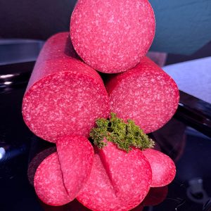 Unsere Salami Hausmarke steht für traditionellen Geschmack und handwerkliche Herstellung. Aus ausgewähltem Schweine- und Rindfleisch gefertigt, überzeugt sie durch ihre ausgewogene Würzung und ihre typische, leicht würzige Note.