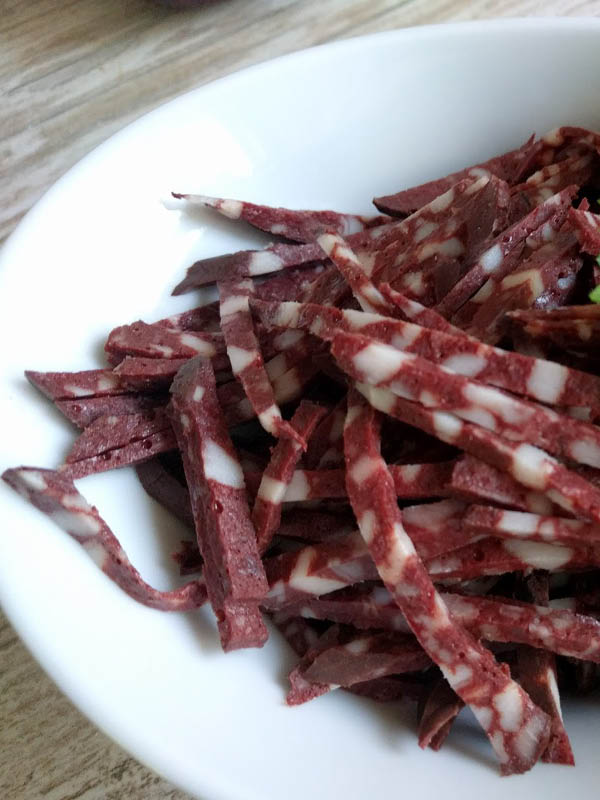 Herzhafte Schwarzwurst bereits küchenfertig in Streifen geschnitten – ideal für kräftigen Wurstsalat und deftige Brotzeiten.