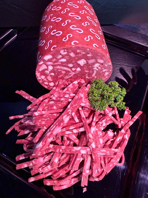 Unsere Schwarzwurst in Streifen bringt kräftigen Geschmack direkt in die Wurstsalat-Schüssel.