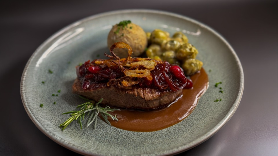 Weihnachtlicher Zwiebelrostbraten mit Cranberry-BBQ-Zwiebeln
