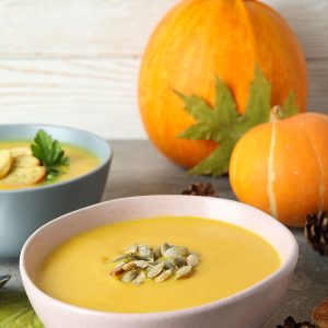 Cremige Kürbissuppe mit 30 % Hokkaido, feiner Sahne und aromatischen Gewürzen. Perfekt für gemütliche Herbsttage. Jetzt bei Schneider bestellen!