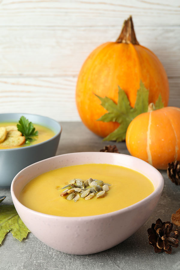 Cremige Kürbissuppe mit 30 % Hokkaido, feiner Sahne und aromatischen Gewürzen. Perfekt für gemütliche Herbsttage. Jetzt bei Schneider bestellen!