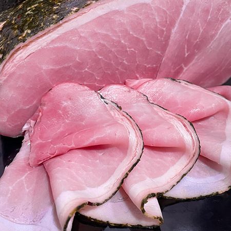 Saftiger Bärlauch-Schinken mit frischem Kräuterrand, mild gegart und feinwürzig im Geschmack – eine saisonale Spezialität der Metzgerei Schneider Pliezhausen.
