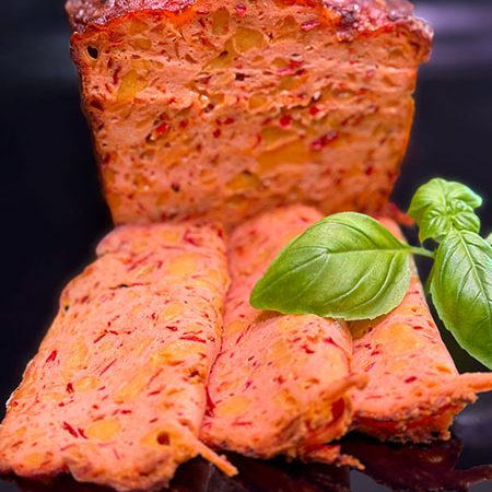 Fleischkäse mit Chili und Cheddar – würzig, leicht scharf und extra saftig. Für alle, die es intensiver mögen.