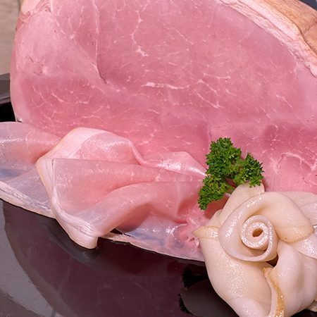 Edelsaft-Schinken aus der Ober- und Unterschale, im eigenen Saft gegart und mild angeräuchert – besonders zart und saftig.
