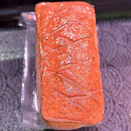 Klassischer Fleischkäse – saftig, herzhaft und vielseitig. Ob warm aus dem Ofen, knusprig angebraten oder kalt aufs Brot.