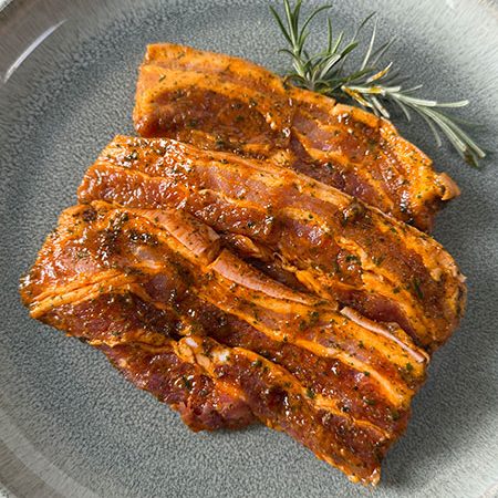 Saftiger Schweinebauch in aromatischer Bärlauch-Marinade – kross gegrillt ein echter Genuss.