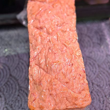 Herzhafter Fleischkäse mit grober Einlage – kräftig im Biss, saftig im Geschmack und vielseitig verwendbar.
