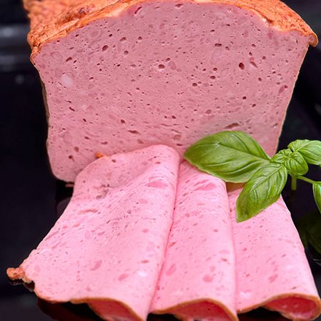 Herzhafter Fleischkäse mit grober Einlage – kräftig im Biss, saftig im Geschmack und vielseitig verwendbar.