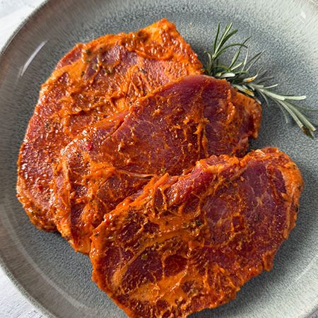 Saftige Schweinehals-Steaks in milder Kräuter-Marinade – perfekt für Grill oder Pfanne.