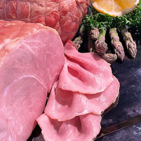 Unser Nuss-Schinken, heißgeräuchert wird aus der besonders mageren und hochwertigen Nuss der Schweinekeule hergestellt. Die leichte Honignote rundet den Geschmack harmonisch ab und sorgt für ein ausgewogenes Zusammenspiel aus Würze und feiner Süße.