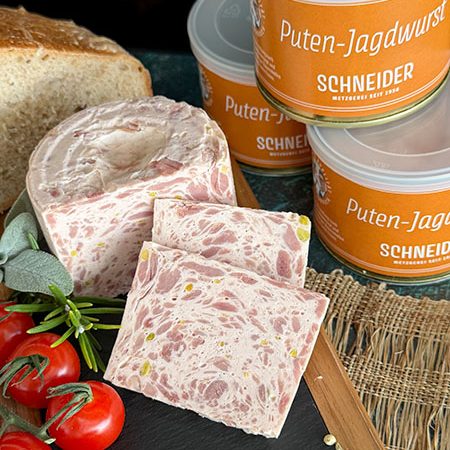 Unsere Puten-Jagdwurst in der Dose. Mit 82 % bestem Putenfleisch, ausgewählten Gewürzen und knackigen Pistazien ist sie angenehm saftig, mild im Aroma und überraschend rund im Biss.