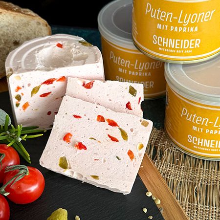 Unsere Puten-Lyoner mit Paprika verbindet fein zerkleinertes Putenfleisch mit einer angenehm milden Würzung und 10% Paprika für Farbe, Frische und einen runden Geschmack. Sie ist saftig, streichzart im Biss und bewusst zurückhaltend gewürzt.