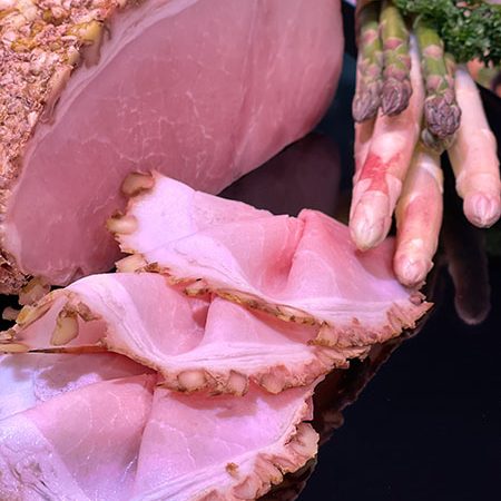 Saftiger Walnuss-Schinken mit feiner Nusskruste, mild gegart und aromatisch im Geschmack – eine besondere Spezialität zur Spargelzeit.