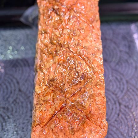 Herzhafter Fleischkäse mit Röstzwiebeln – würzig, saftig und mit kräftigem Geschmack.