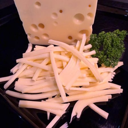 Unser Glockenzeller Käse in Streifen ist die perfekte Grundlage für einen klassischen schwäbischen Wurstsalat.