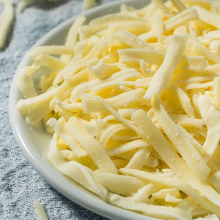 Würziger Glockenzeller Käse in feinen Streifen – ideal für Wurstsalat, Vesper oder herzhafte Brotzeiten.