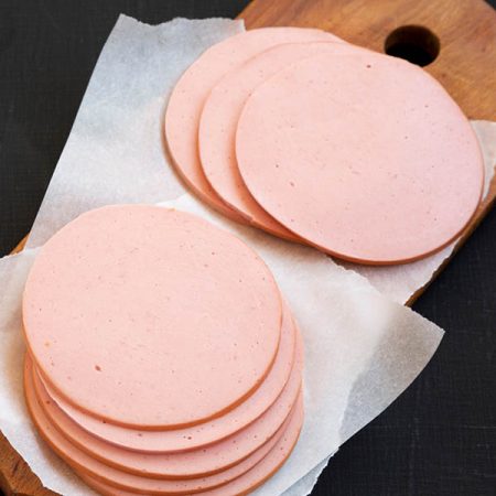 Klassische Lyoner – mild, saftig und beliebt bei Groß und Klein. Der perfekte Aufschnitt für jeden Tag.