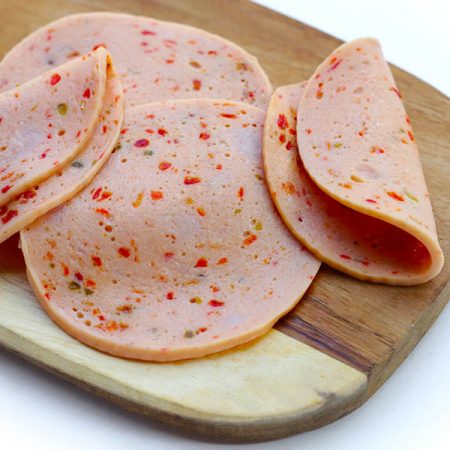 Klassische Paprika-Lyoner mit rotem und grünem Paprika – mild im Geschmack und besonders saftig.