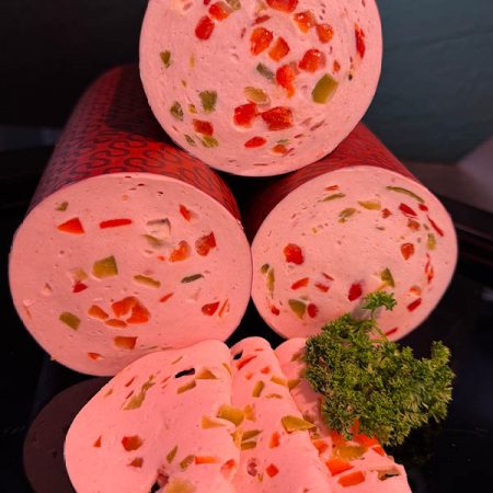 Unsere Paprika-Lyoner ist ein beliebter Klassiker für den täglichen Genuss. Hergestellt aus hochwertigem Schweinefleisch und verfeinert mit rotem und grünem Paprika, überzeugt sie durch ihre saftige Konsistenz und ihren mild-würzigen Geschmack.