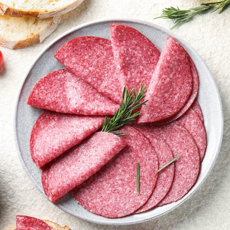 Klassische Hausmacher-Salami aus Schweine- und Rindfleisch, leicht würzig im Geschmack und traditionell gereift – ideal für Brotzeit, Pizza oder Antipasti.