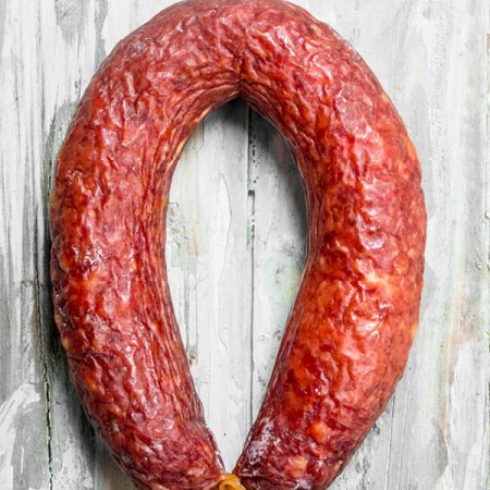 Luftgetrocknete Salami im Ring, mild im Geschmack und mehrere Wochen gereift – ideal als Snack, zur Vesper oder unterwegs.