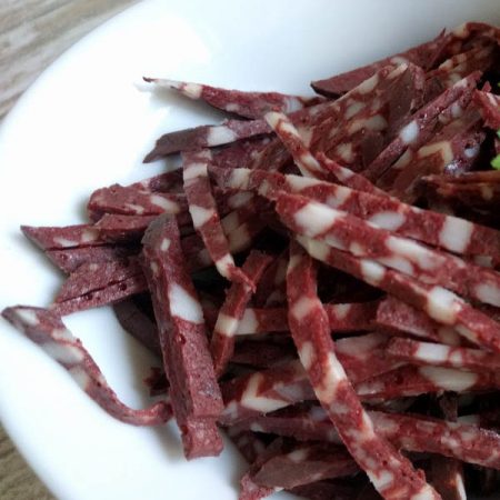 Herzhafte Schwarzwurst bereits küchenfertig in Streifen geschnitten – ideal für kräftigen Wurstsalat und deftige Brotzeiten.