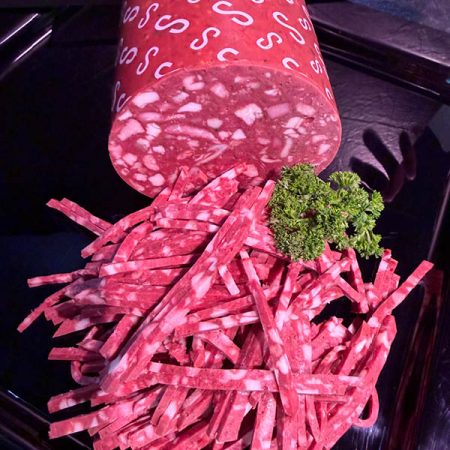 Unsere Schwarzwurst in Streifen bringt kräftigen Geschmack direkt in die Wurstsalat-Schüssel.